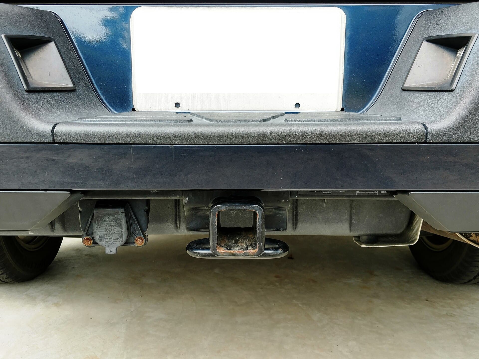 Class III tow hitch on a vehicle with a 50 mm ball mount and a 7-pin blade connector