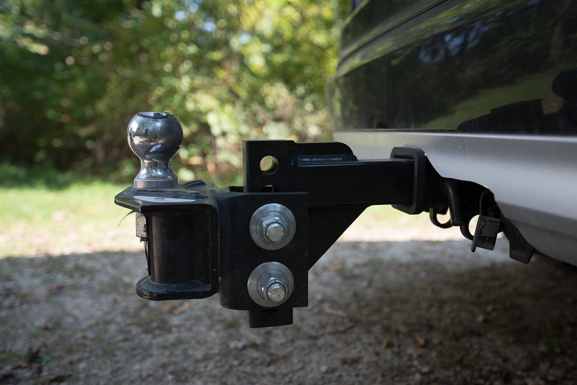 Weight-distribution and sway-control hitch fitted to a towball
